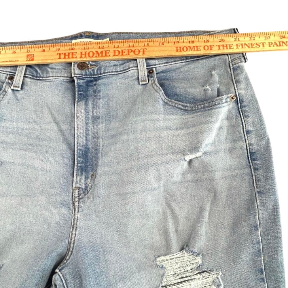 Levi's Light Wash Distressed Ankle High Waisted Mom Jean Size 20W - Picture 3 of 7